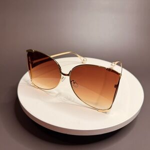 Elegant Gold Frame Sunglasses with Brown Lenses